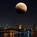 هل يمكن رؤية خسوف القمر في مصر؟ البحوث الفلكية توضح المواعيد والتفاصيل